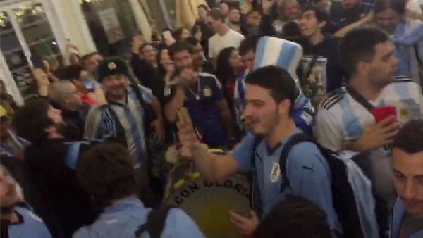 Hinchas argentinos y uruguayos cantan contra Chile