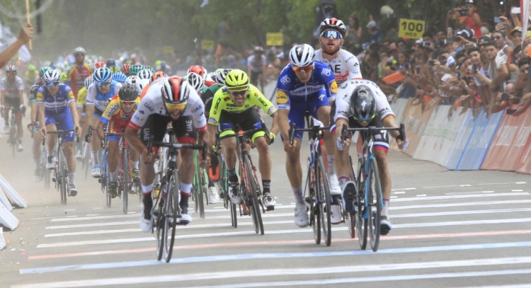 Gaviria se lució y consiguió su segunda victoria con un sprint final infartante