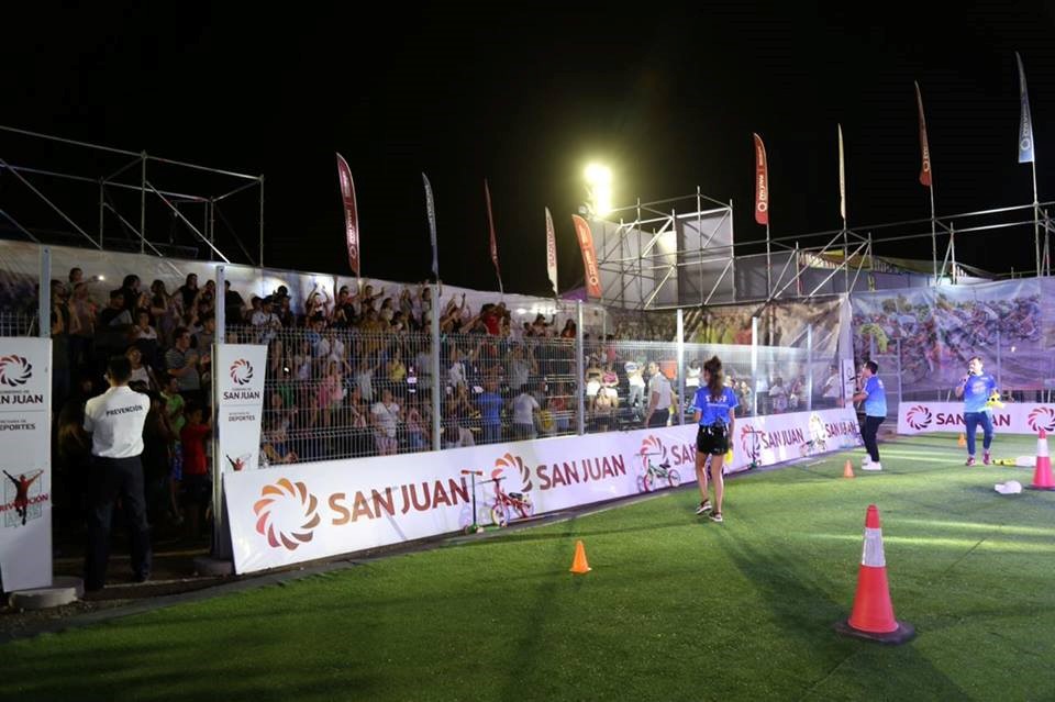 Stand de deportes: hoy es el turno del fútbol, con invitados especiales