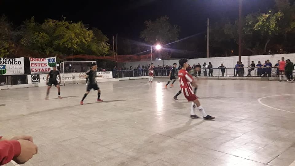 Otra mancha para el futsal: hinchas de Santo Domingo golpearon a los de La Gloria