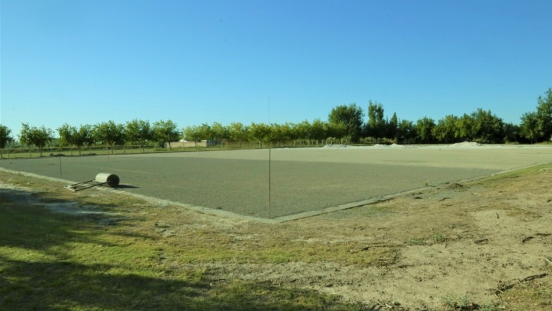 Richet Zapata sigue trabajando para la cancha de hockey sobre césped