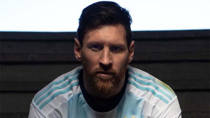 Lionel Messi presentó la camiseta que usará Argentina en la Copa América