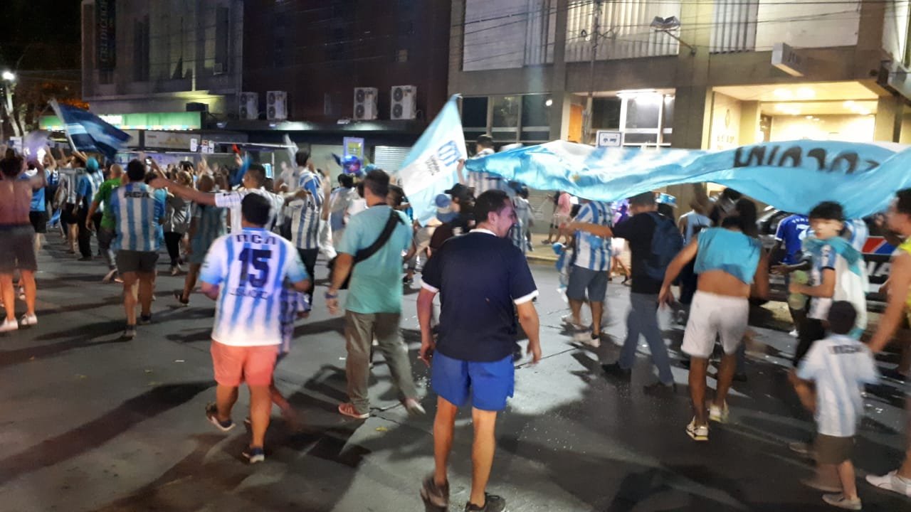 Los hinchas de Racing coparon la Plaza 25