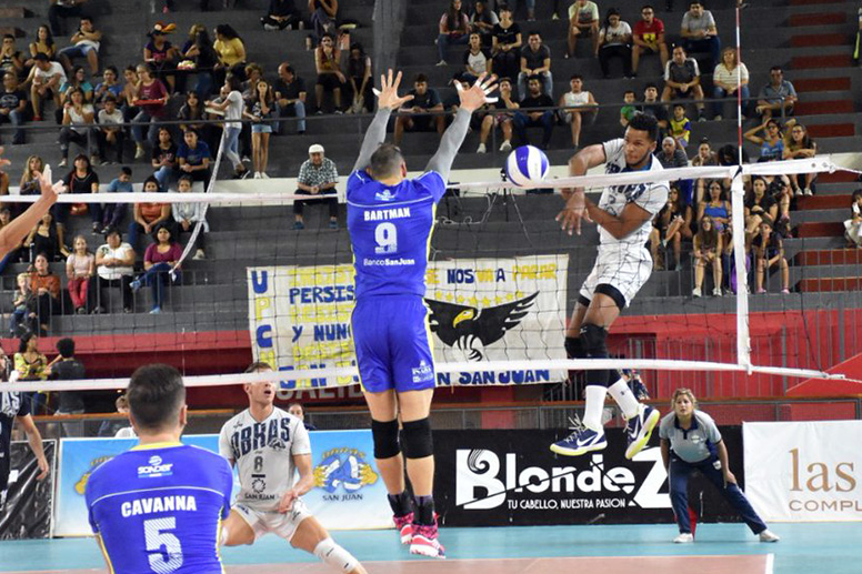 Obras ganó el segundo partido y quedó a un paso de la final