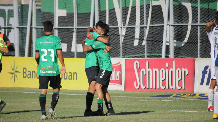 Un delantero verdinegro está muy cerca de irse