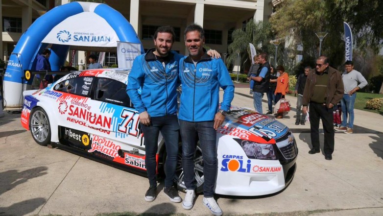 Persia y Flaqué, junto a la gente en la previa del Top Race