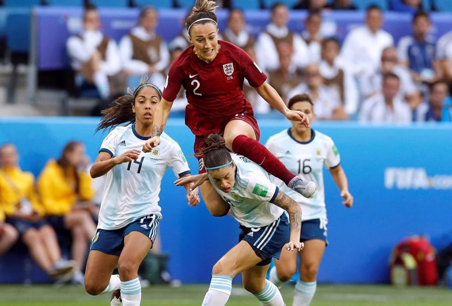 Argentina cayó ante Inglaterra pero mantiene intactas sus chances de llegar a octavos