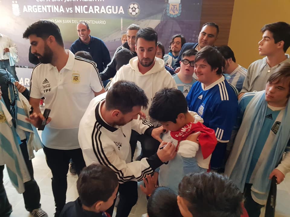 Gran gesto de los jugadores: se tomaron un tiempo y saludaron a los hinchas