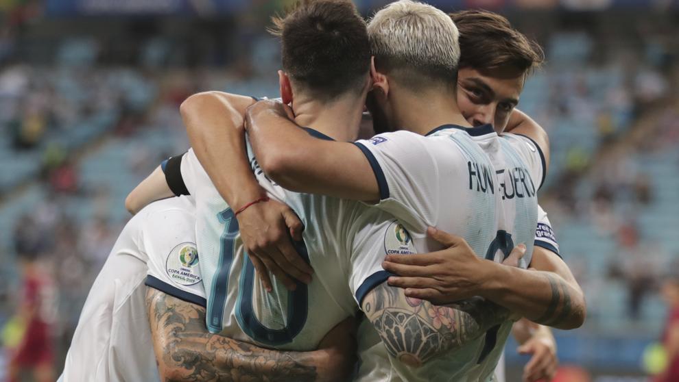 Argentina superó a Venezuela 2-0 y se medirá con Brasil en semis