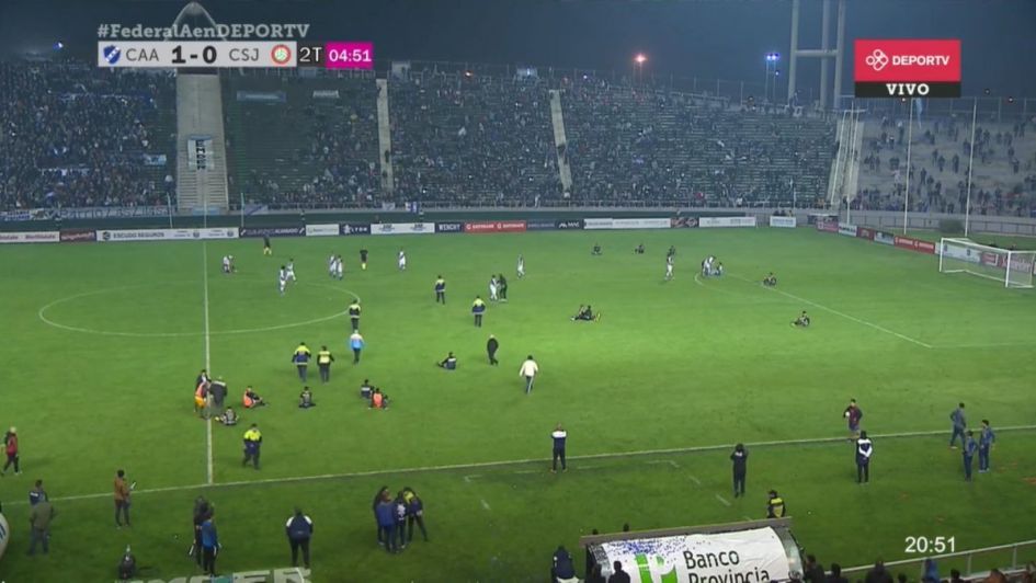 Insólito: San Jorge se sentó en el campo protestando por el arbitraje