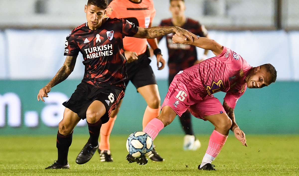 River reaccionó a tiempo y empató un partidazo con Arsenal