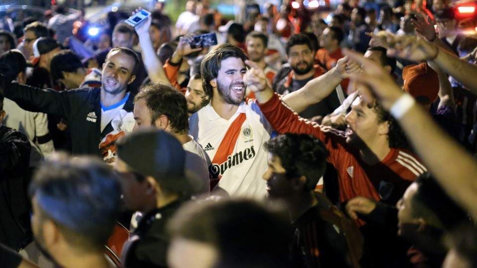 Cientos de hinchas de River ya copan Lima y se ilusionan con la final