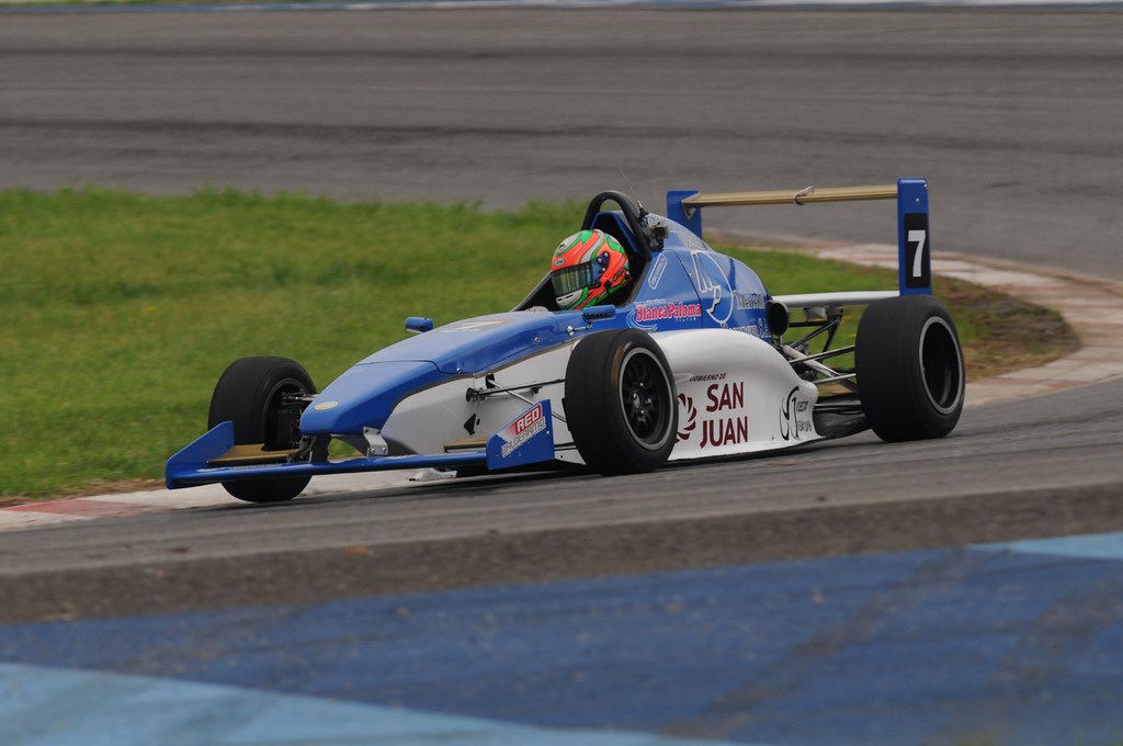 Tobías Martinez quedó único puntero de la Fórmula Renault a una fecha del final