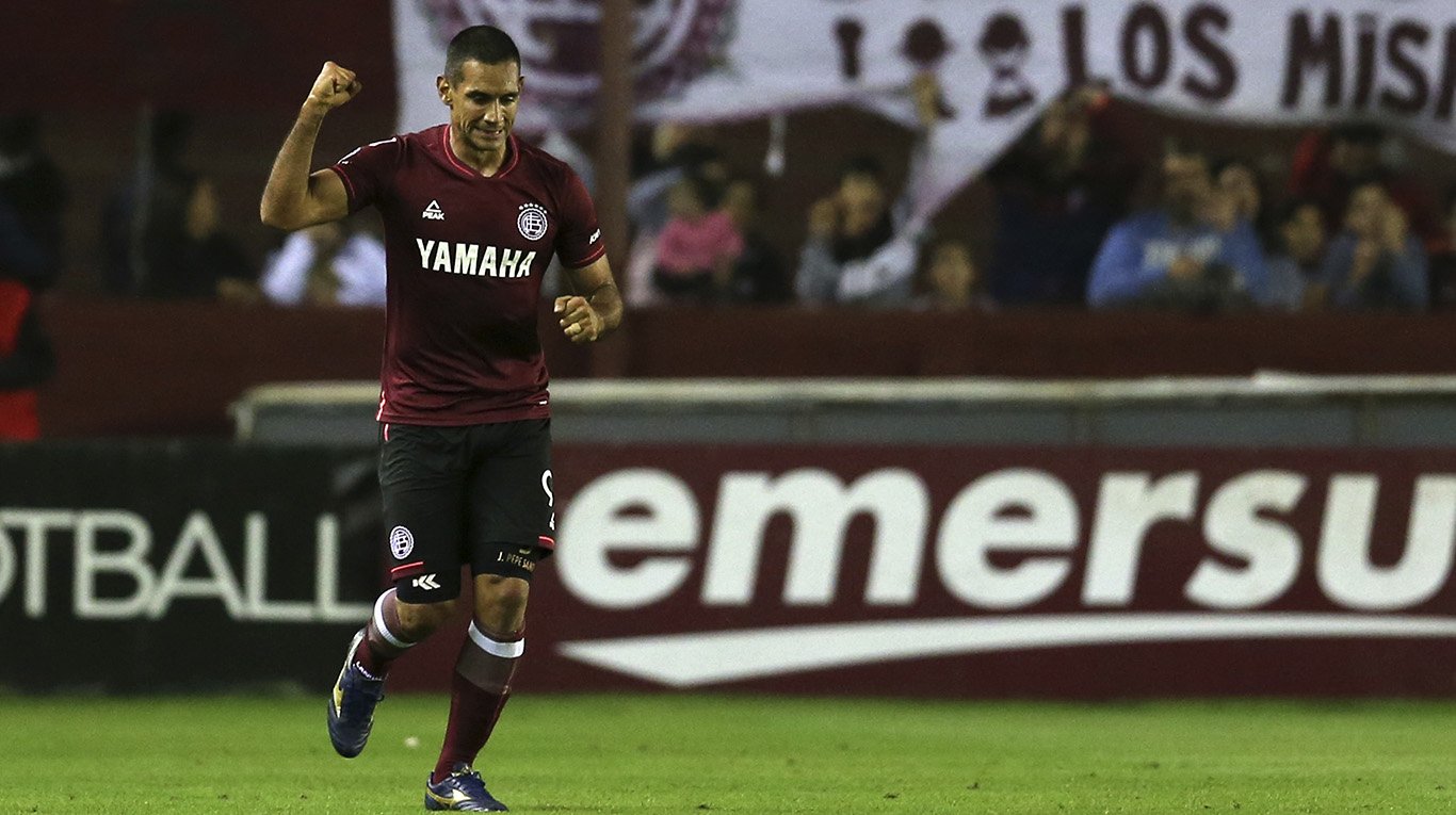 Lanús derrotó a un desentonado Boca y lo bajó de la punta