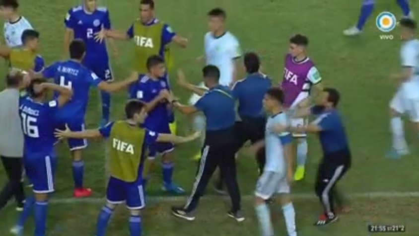 Los pibes no se bancaron la derrota y se fueron del Mundial con escándalo
