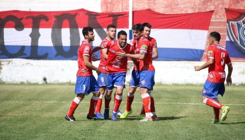Peñarol ganó, gustó y goleó a Sol de Mayo ante su gente