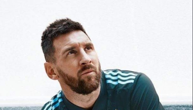 Messi presentó la nueva camiseta alternativa de la Selección Argentina