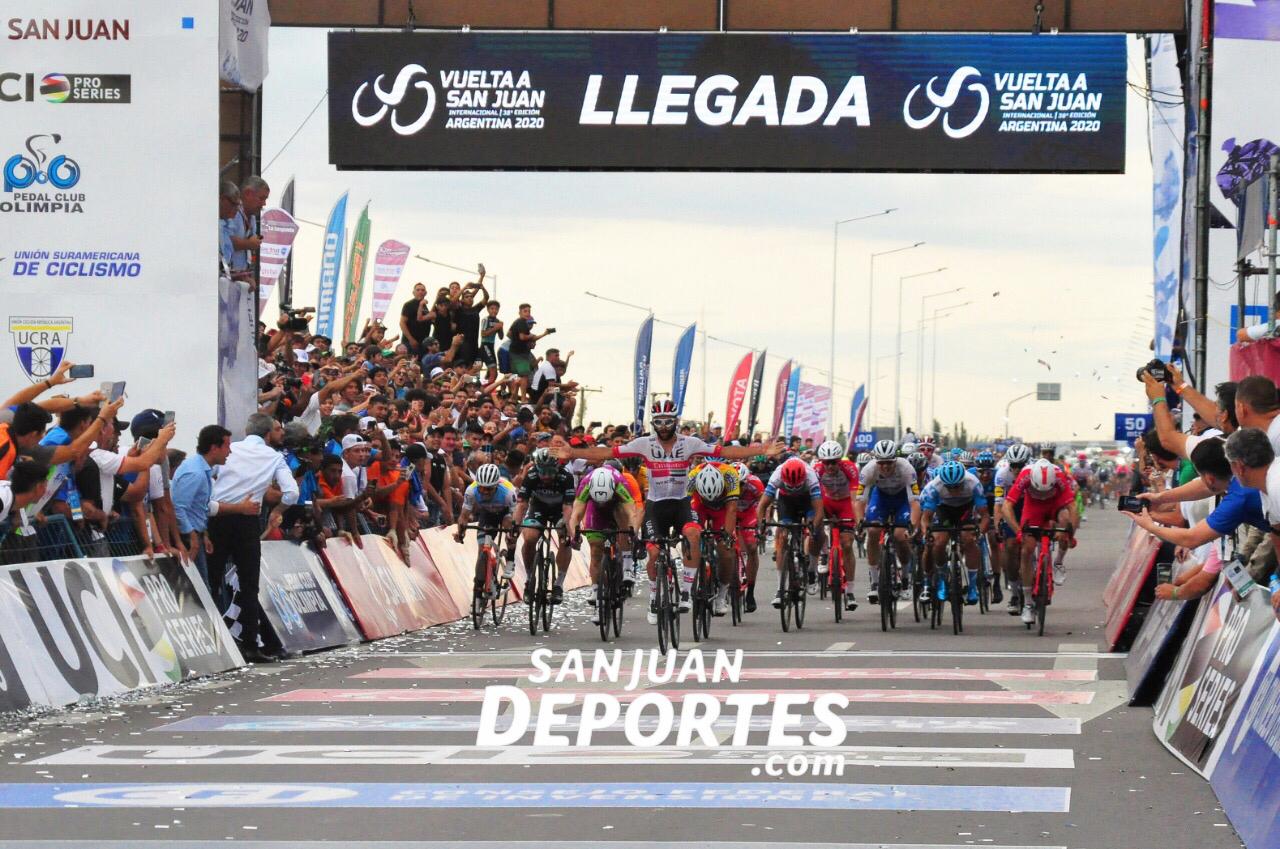 En un emocionante embalaje, Gaviria ganó la segunda etapa de la Vuelta