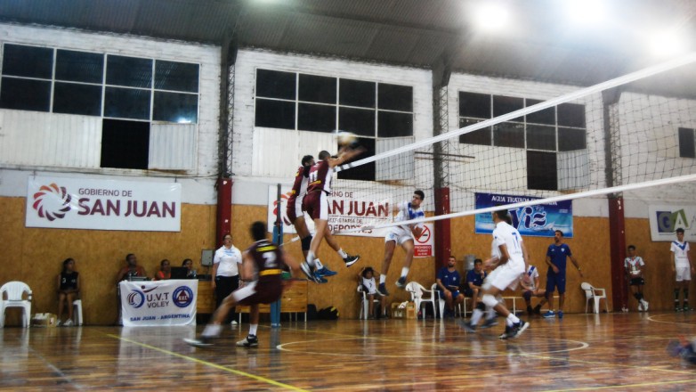UVT Vóley finiquitó un fin de semana perfecto y se metió en la siguiente fase