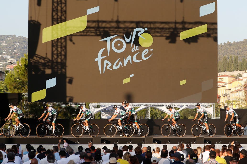 Con 176 ciclistas y el público desafiando el virus, comienza el Tour de Francia