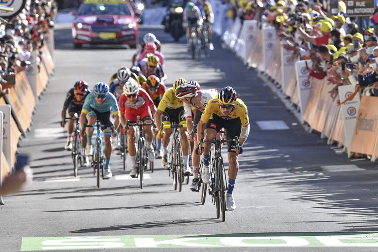 Roglic gana la cuarta etapa del Tour, Alaphilippe conserva el amarillo