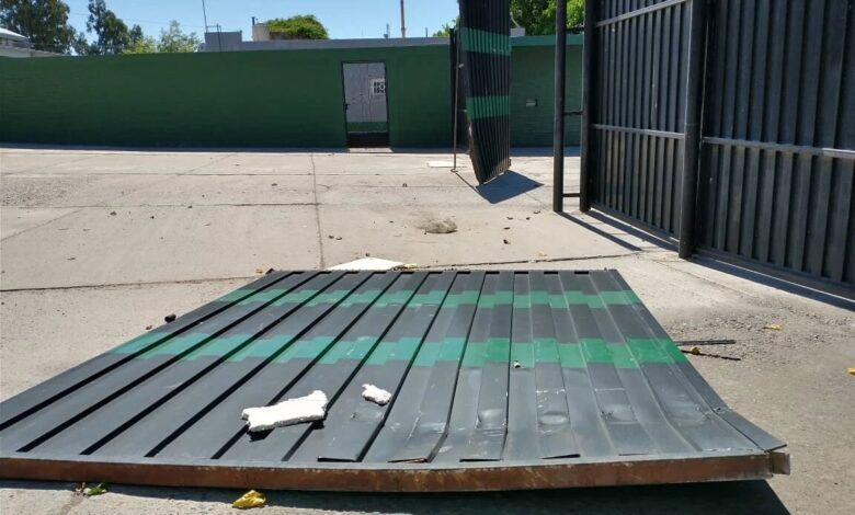 Un auto derribó un portón del estadio de San Martín y se dio a la fuga