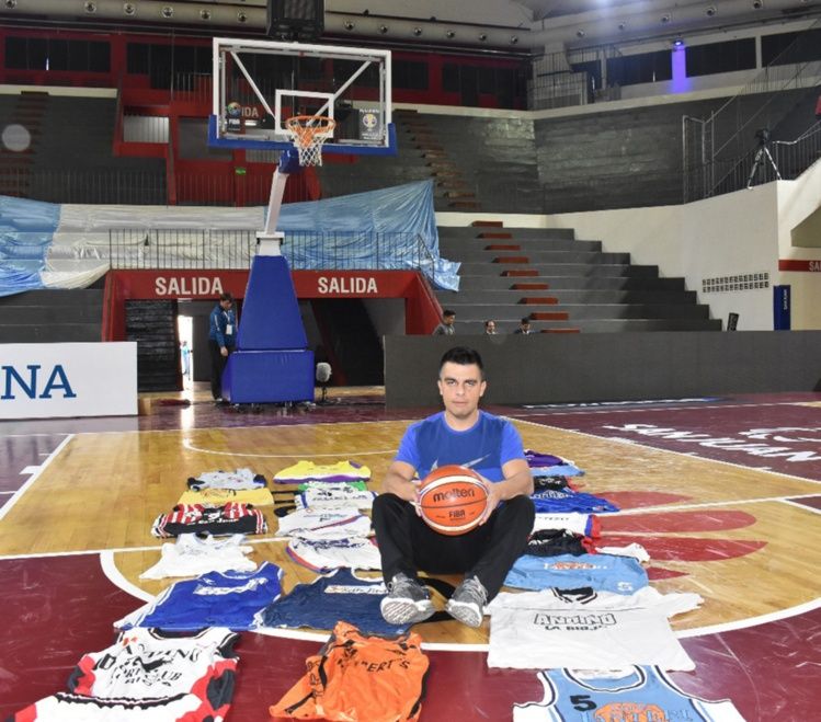 Claudio Manrique se saca el buzo y vuelve a a las canchas