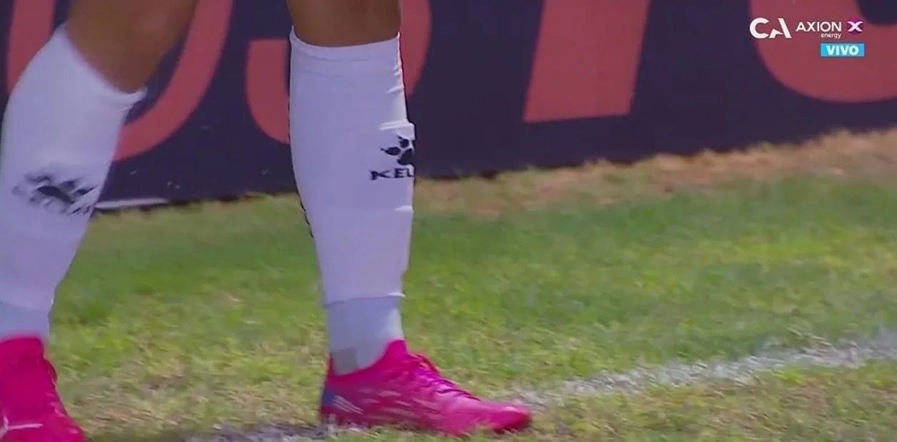 Insólito: Peñarol jugó el partido con las medias de Colón