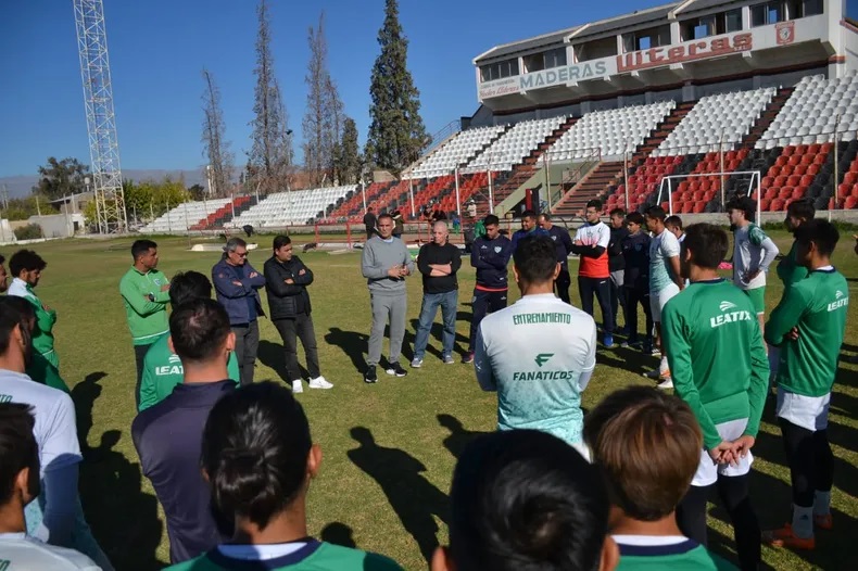 Luis Islas fue presentado como entrenador y tuvo su primer contacto con el plantel