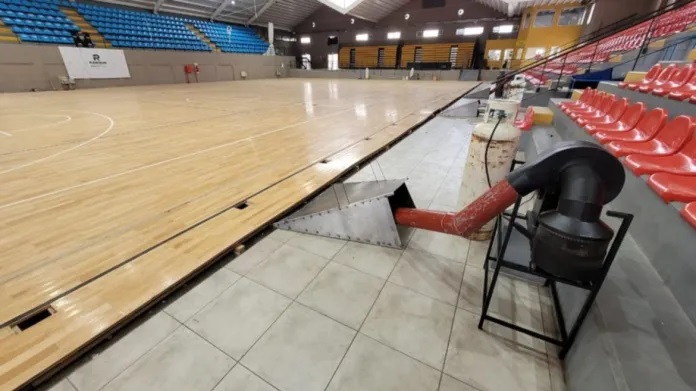 El parquet de un importante complejo deportivo está en peligro