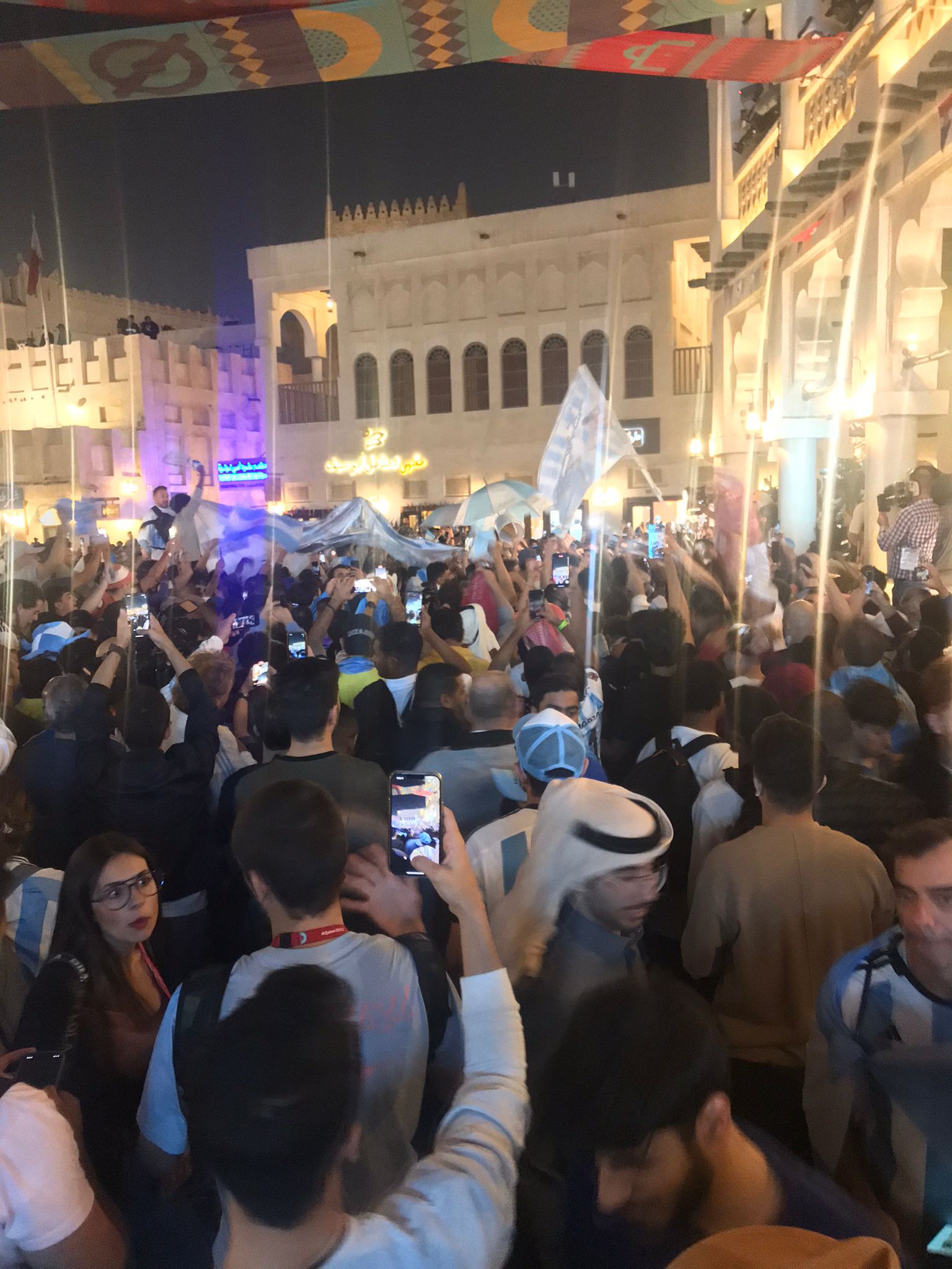 El último gran banderazo en Souq Waqif, los argentinos coparon Doha en la previa de la Final