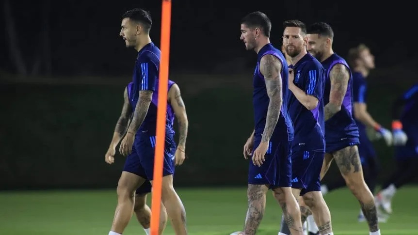 Scaloni probó con la línea de cinco y después con Di María