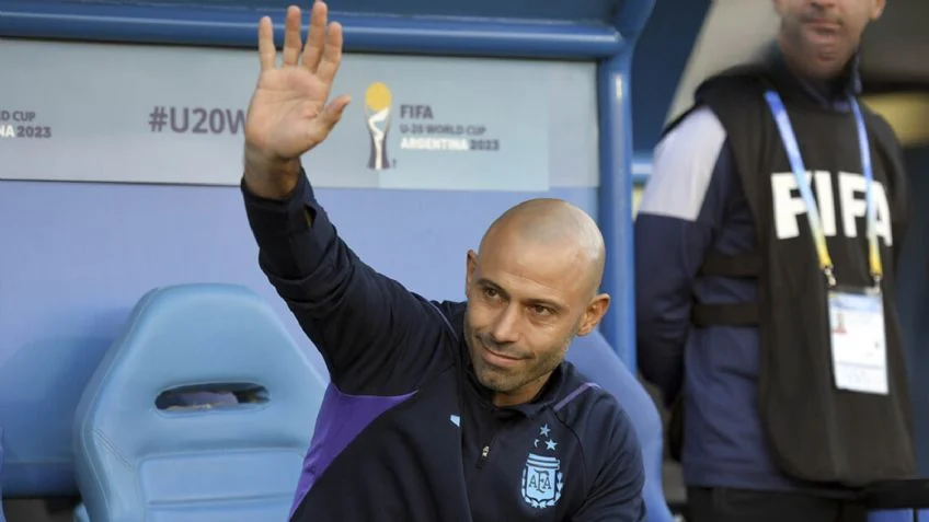 «Que de la mano, de Mascherano todos la vuelta vamos a dar» cantó el Bicentenario y el DT contestó
