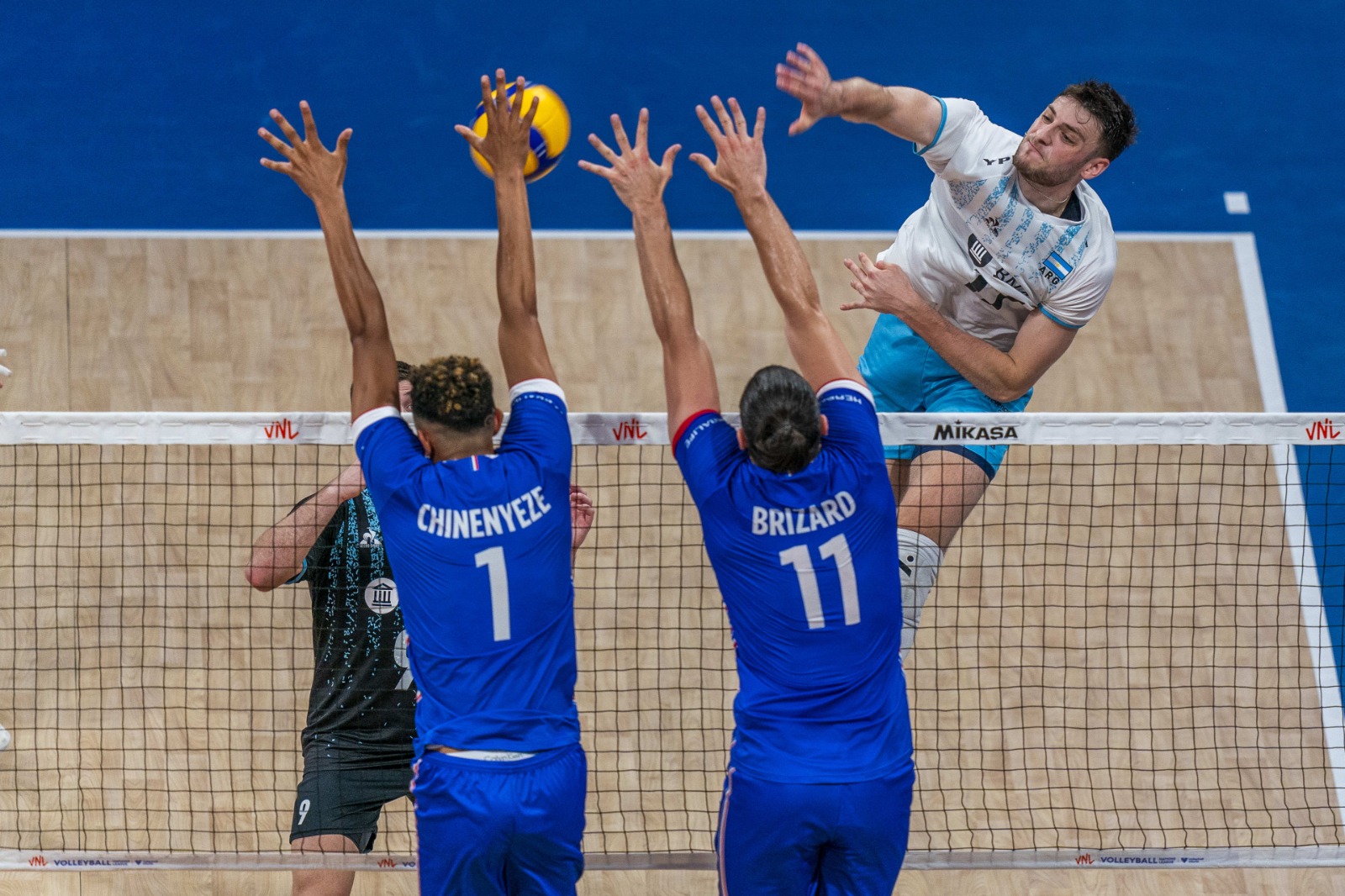 VNL: Argentina pisó fuerte en Francia y derrotó al local en cuatro sets