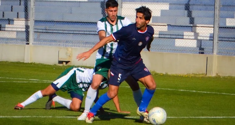 Peñarol no hizo pie y fue goleado por Ciudad de Bolívar en el Bicentenario.