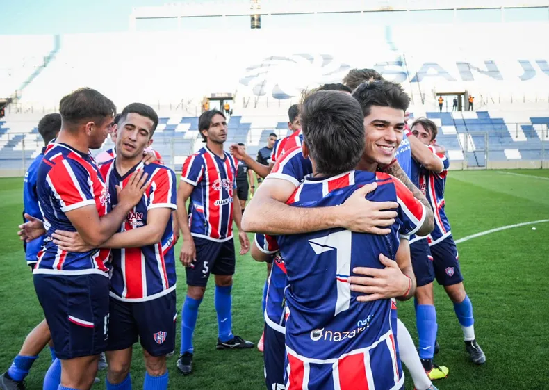 Peñarol le ganó a Juventud Unida y sigue con vida