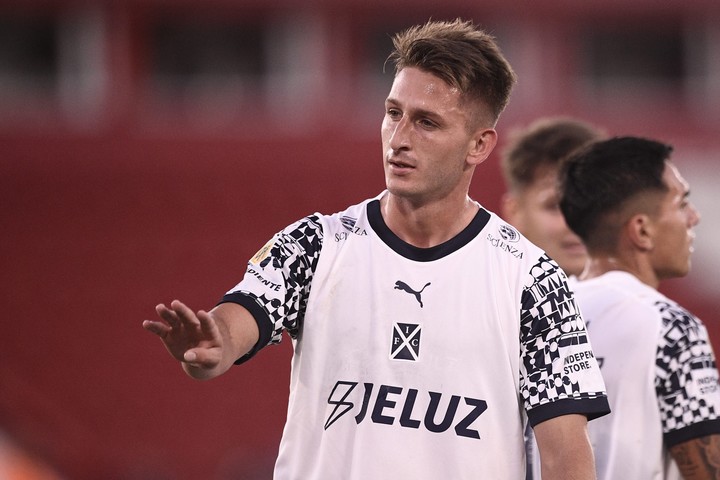 Matías Giménez firma un doblete en el empate entre Independiente y Barracas Central