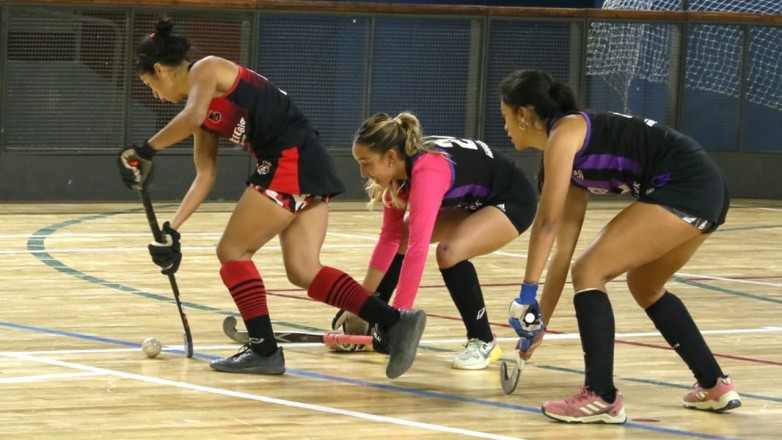 El hockey pista social coronó a campeonas en dos jornadas a beneficio