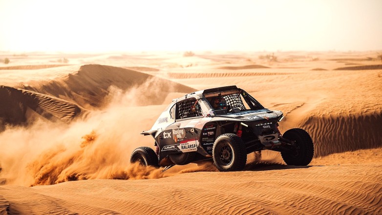 Lisandro Sisterna junto al español Pau Navarro siguen a paso firme en el Dakar