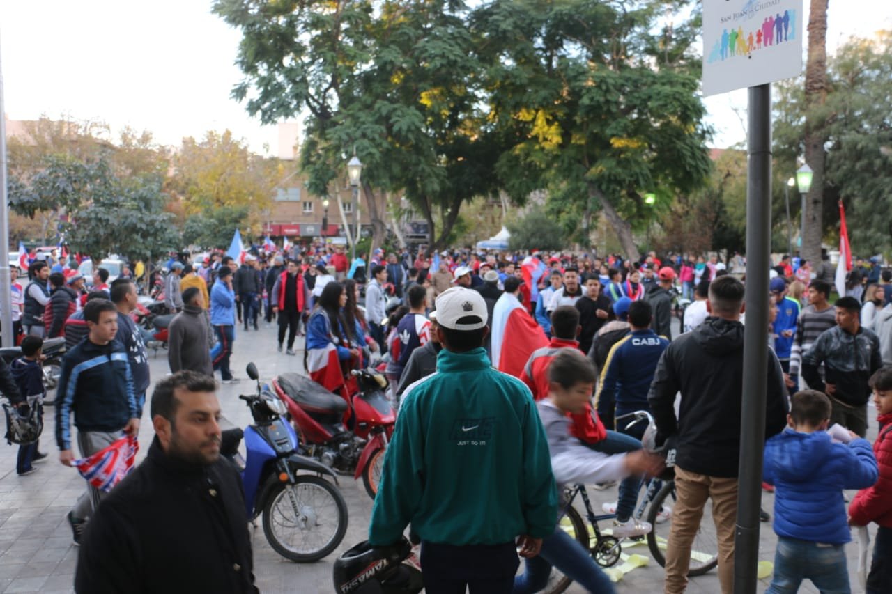 El pueblo Bohemios festejó el ascenso en la Plaza 25