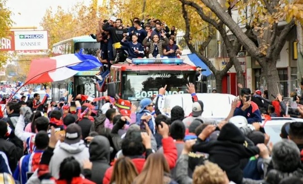 El pueblo Bohemio recibió a los jugadores de Peñarol tras el ascenso al Federal A