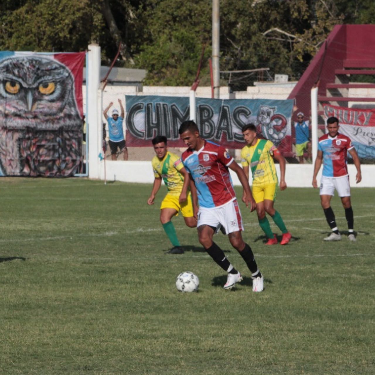Por el cabezazo al árbitro, Peñaflor fue descalificado del Regional Amateur