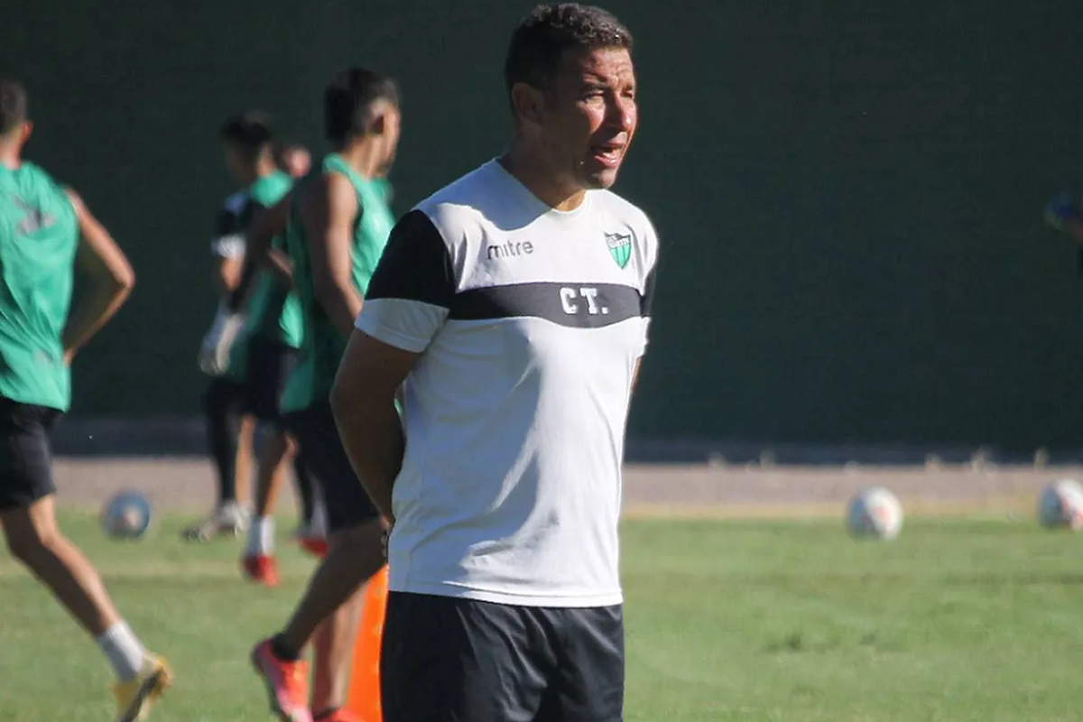 Antuña seguirá como DT de San Martín y refuerza su equipo técnico con un histórico